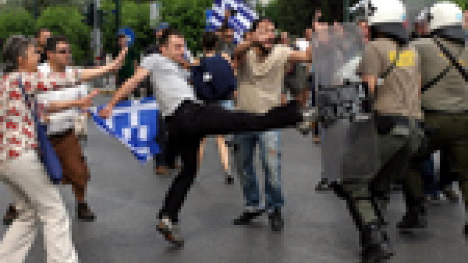 Grecia: 30 feriti durante le manifestazioni