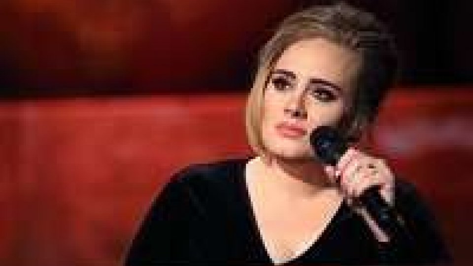 Adele scalda Grammy, concerto intimo