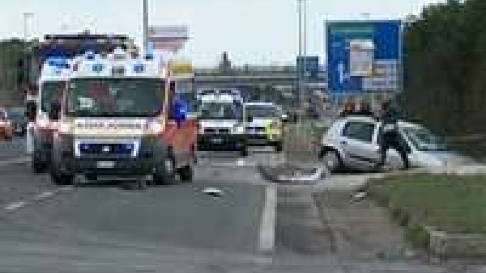 Incidente sulla via Emilia: furgone contro Clio
