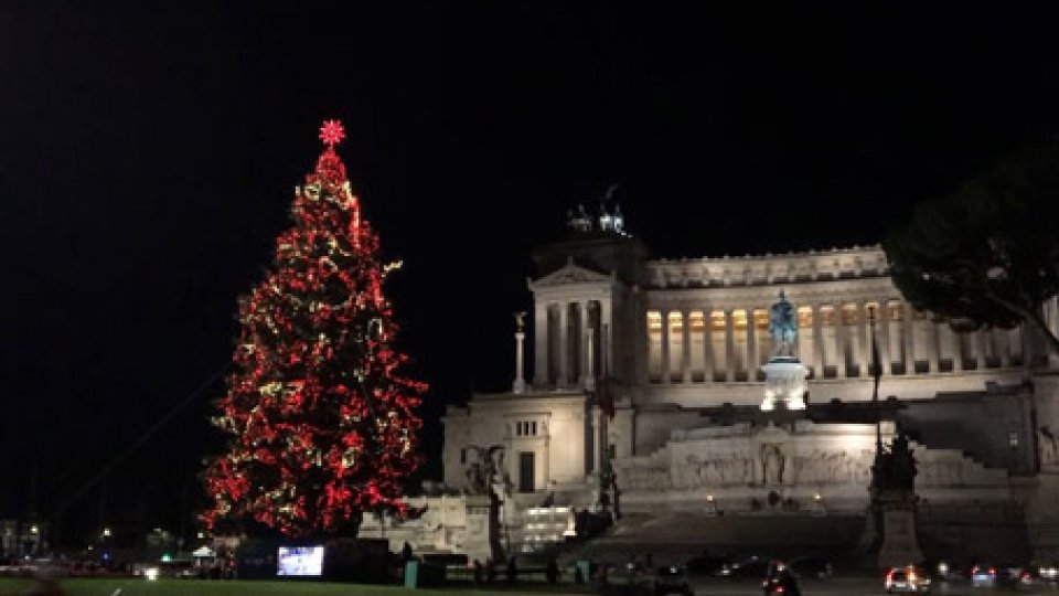 "Spelacchio"Inaugurato l'albero di Natale di Roma, che ormai si è auto soprannominato "Spelacchio"