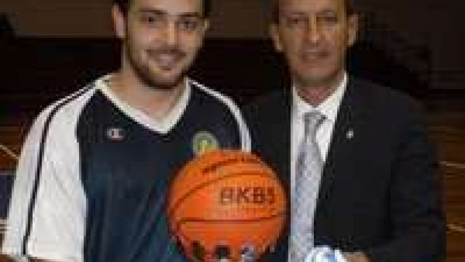 Elia Guerra, capitano del Basket 2000, riceve dalle mani del Presidente Giardi il trofeo dei campioni nazionali.Basket 2000 campione di San Marino