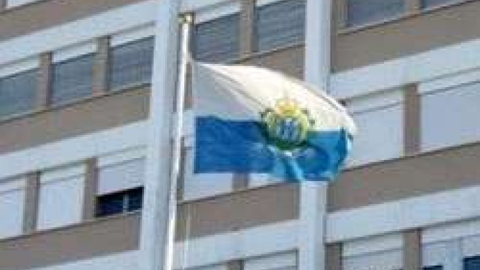 La bandiera di San Marino davanti all'Ospedale
