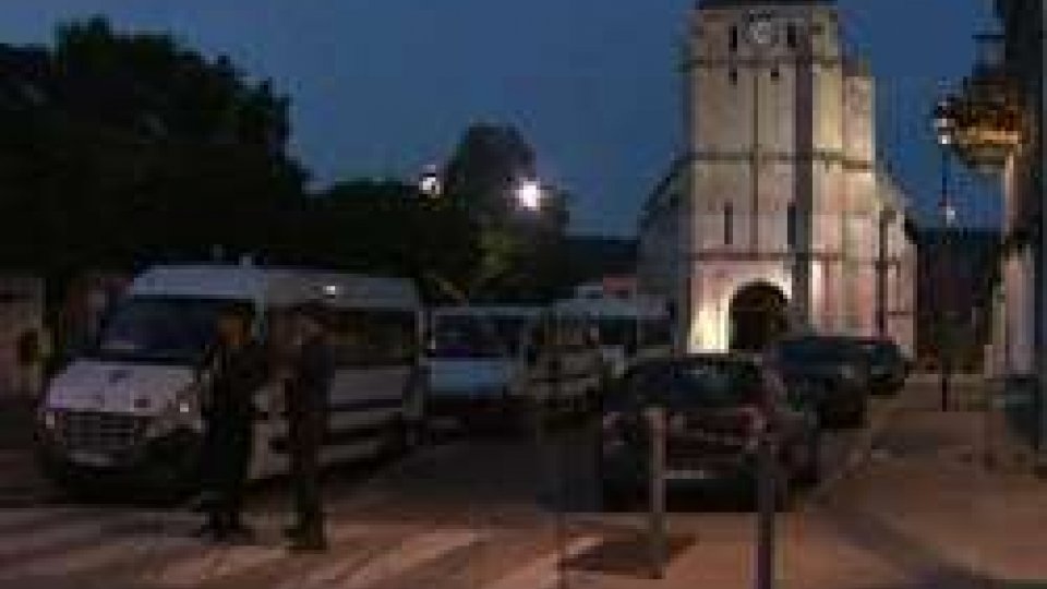 In Francia il saluto al parroco ucciso, Germania:"continueremo ad accogliere"