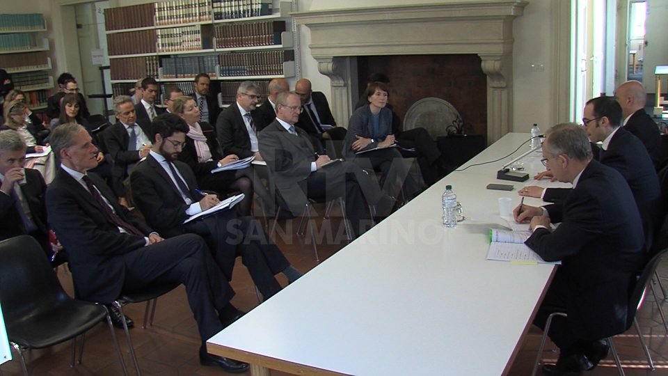 Renzi incontra i diplomatici Ue in vista della "parafatura"Renzi incontra i diplomatici Ue in vista della "parafatura"