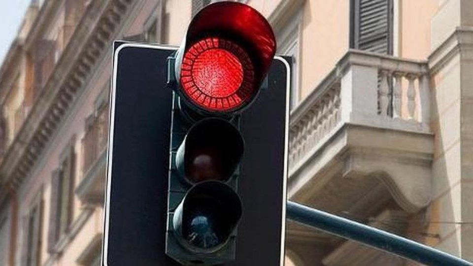 Rimini: rosso non rispettato, rilevate 10 infrazioni al giorno
