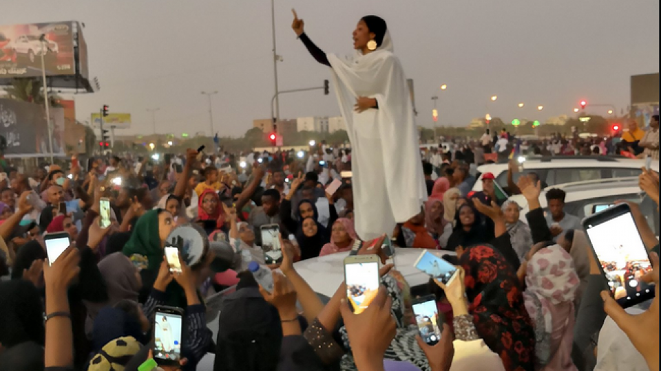 Alaa Salah, la ragazza simbolo delle proteste in Sudan. Foto twitter