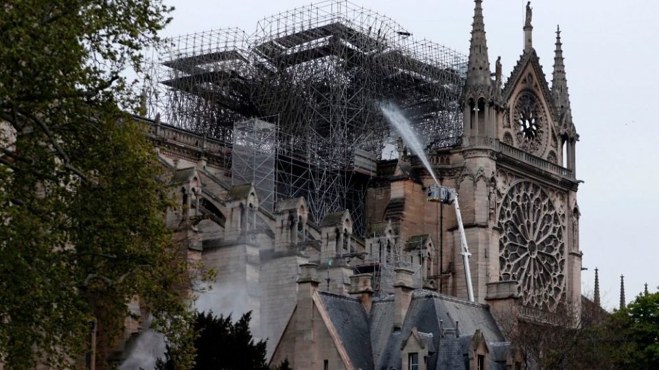 Foto twitterIncendio Notre Dame: per l'ex console a Parigi, Pier Marino Barulli, all'origine del rogo c'è un errore dei lavoratori