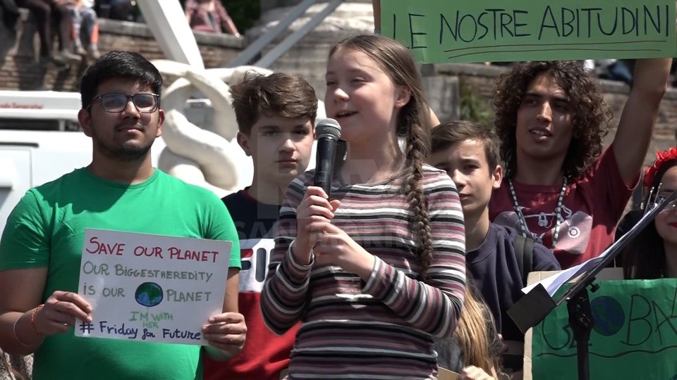 Greta Thumberg a RomaPiazza del Popolo gremita per la piccola attivista: "Con Greta salviamo il pianeta"