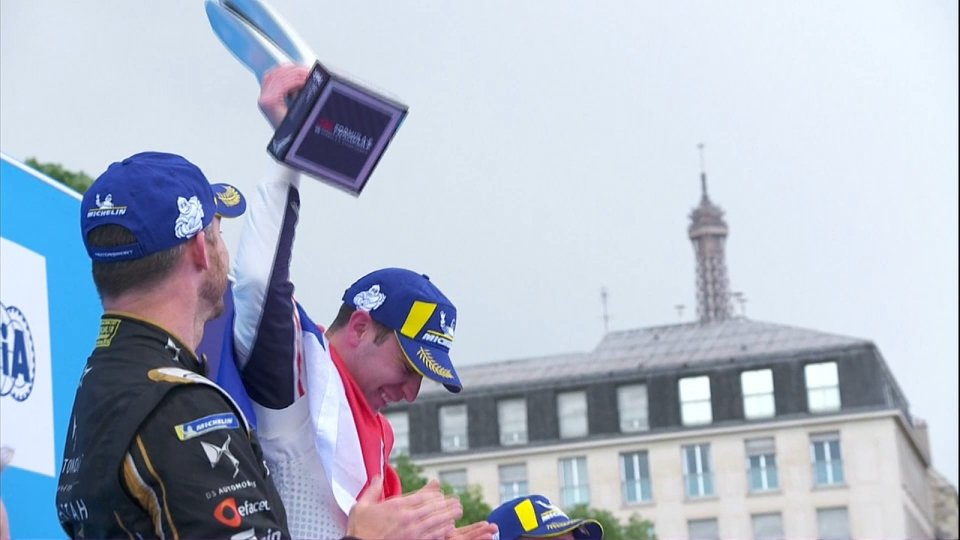 La Formula E scopre la pioggia: a Parigi Frijns vince ed è capoclassifica