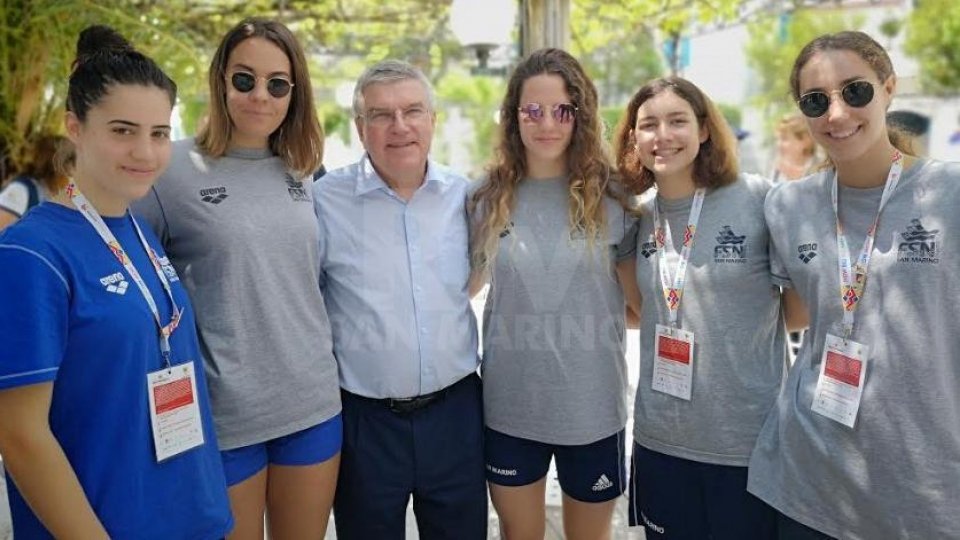Il presidente del CIO Thomas Bach con le ragazze del nuoto