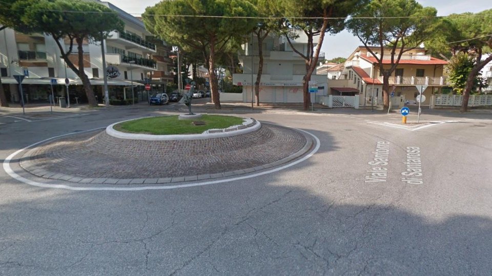 La rotatoria di via Santorre di Santarosa (Foto Google Maps)
