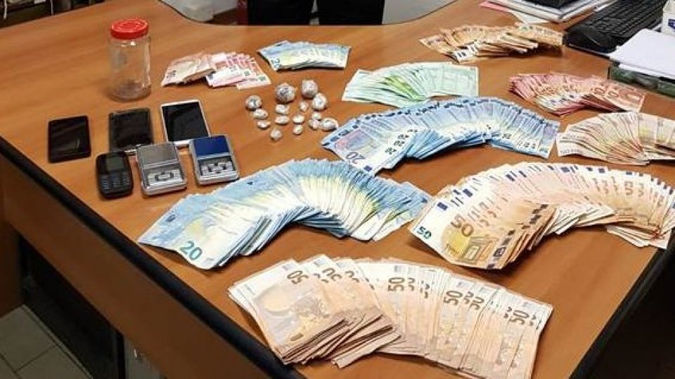 Cattolica, 25enne albanese arrestato per spaccio. In casa aveva oltre 19mila euro in contanti