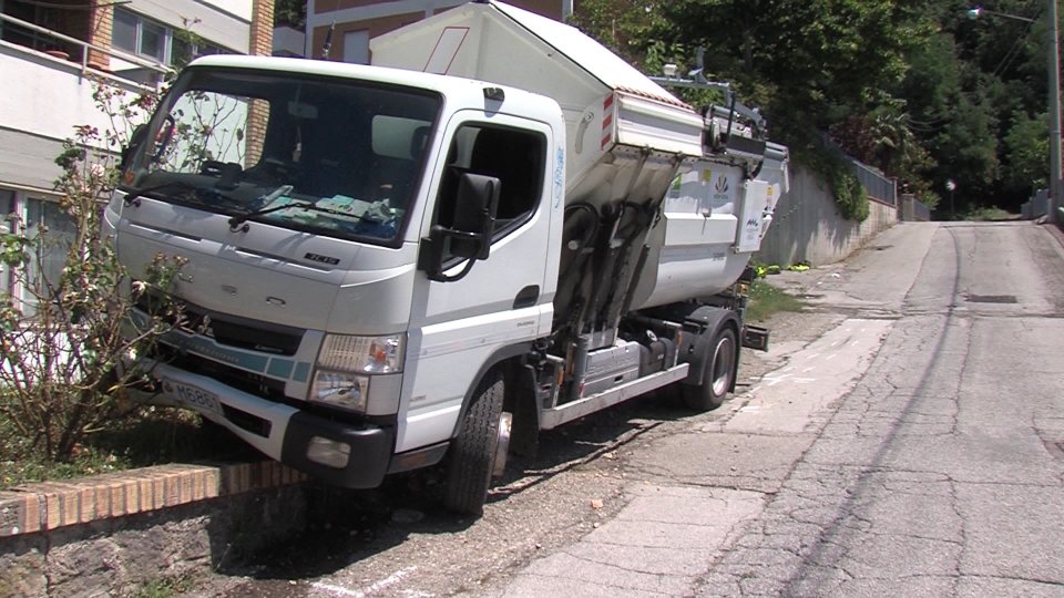 Operatore ecologico schiacciato tra muro e cassone del camion: in prognosi riservata a Cesena