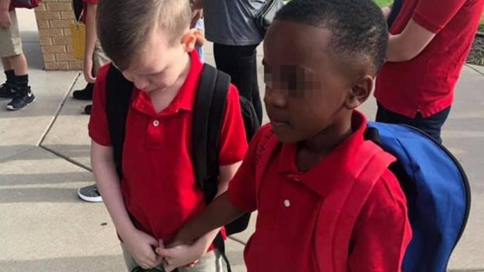 Prende per mano il compagno autistico nel primo giorno di scuola, la storia fa il giro del mondo
