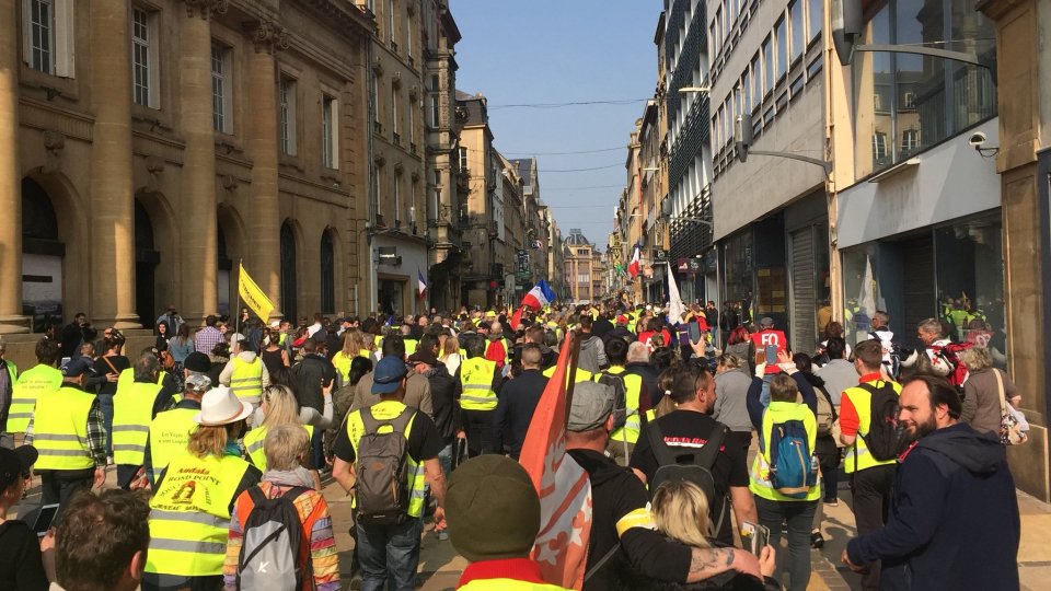 Tornano i Gilet gialli, scontri sugli Champs-Elysees, Greenpeace lascia la marcia per il clima