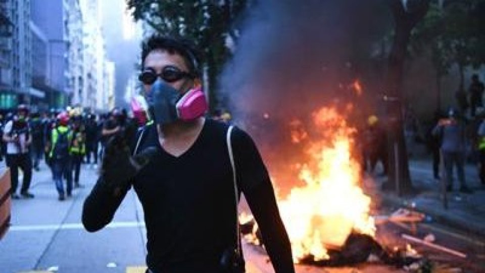 Tensione ad Hong Kong: 51 feriti, 100 arresti
