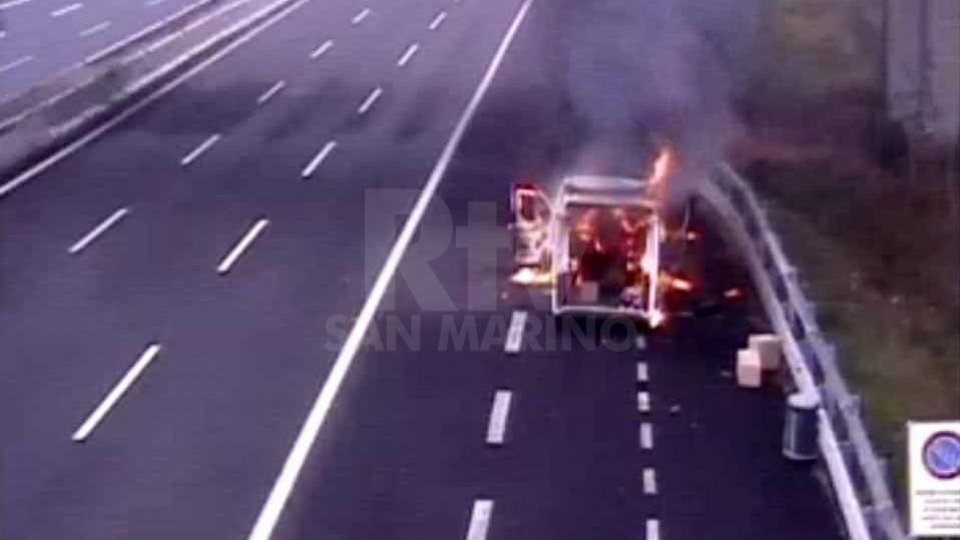 Il furgone in fiamme ripreso dalle telecamere di Autostrade per l'Italia