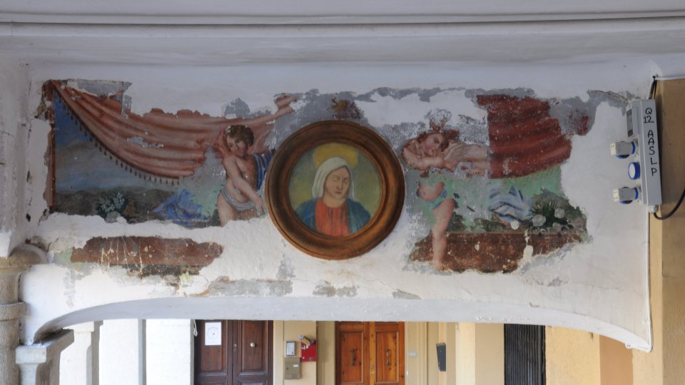Due angeli ottocenteschi spuntano nell’antico Mercatale durante lavori di restauro