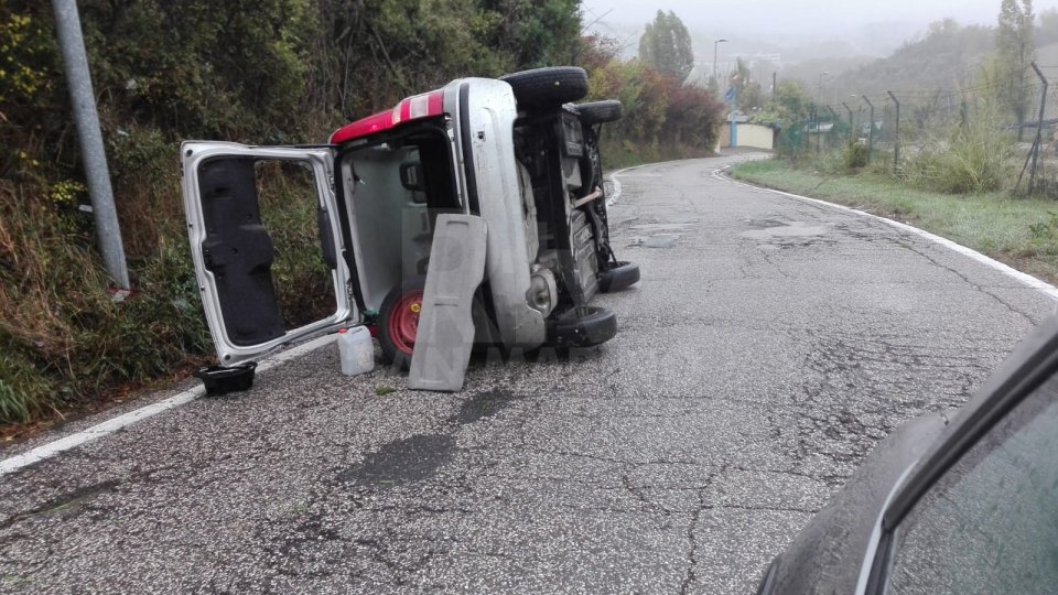 Auto perde il controllo a causa dell'asfalto bagnato a Sant'Aquilina