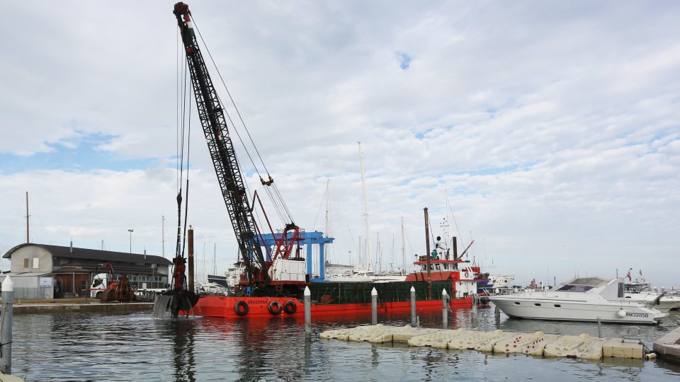 Partite le operazioni di dragaggio del porto canale di Rimini