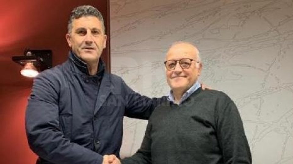La stretta di mano tra Renato Cioffi e il Presidente Fabio Gasperoni