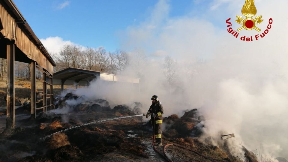 Incendio a Pennabilli, operazioni lungo 24 ore dei Vigili del Fuoco