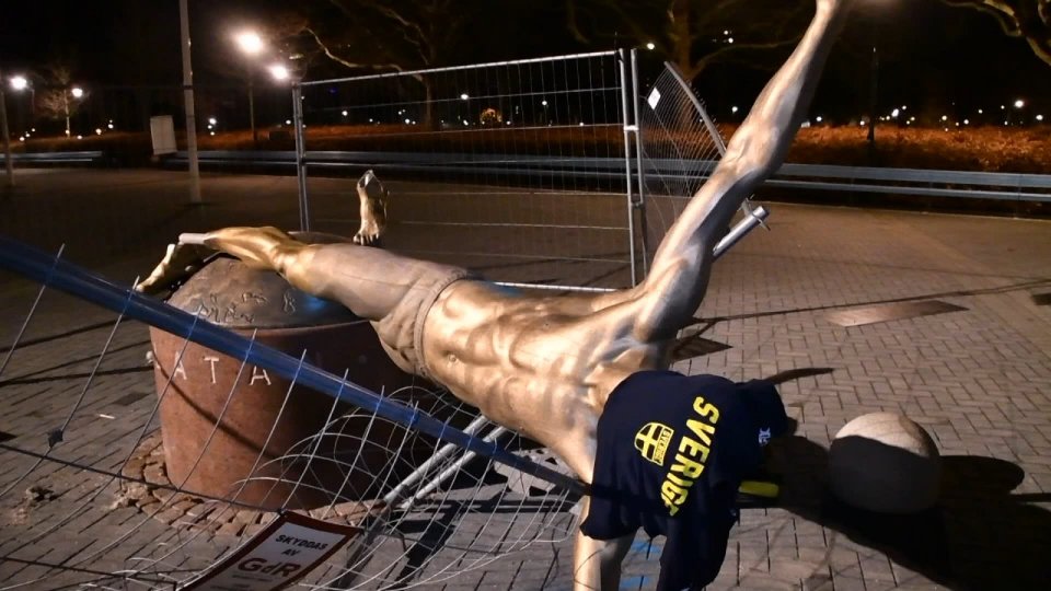 Ibra "ko": abbattuta la sua statua a Malmoe