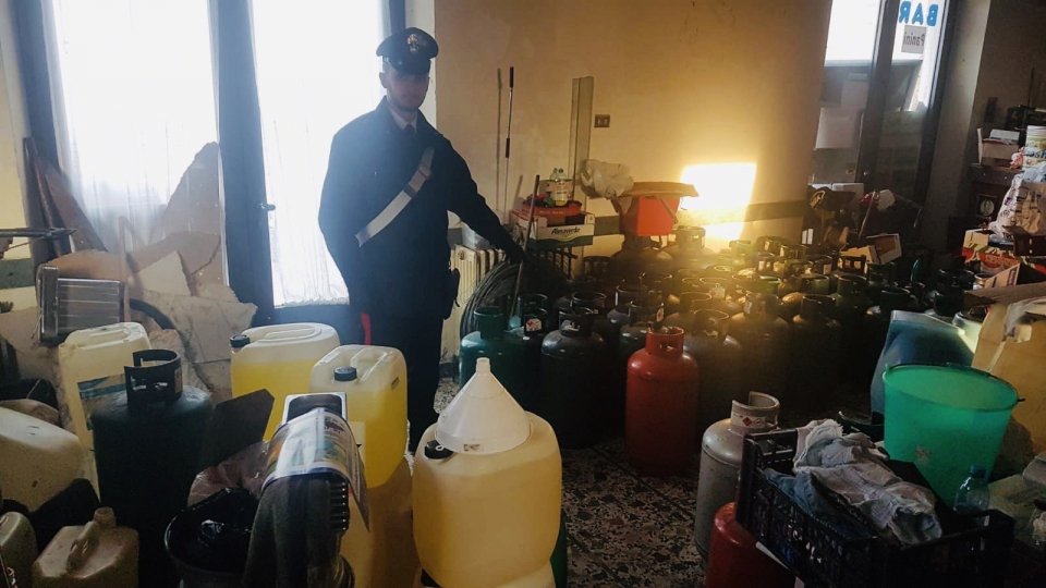 Valconca: 62 bombole di gpl e oltre 300 litri di benzina stipati in casa