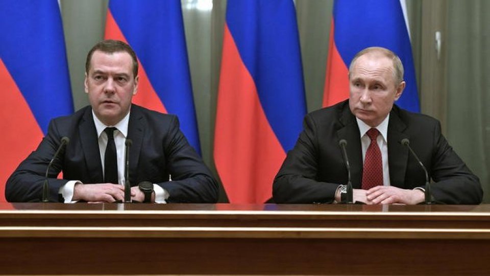 Dmitry Medvedev e Vladimir Putin (Ansa)