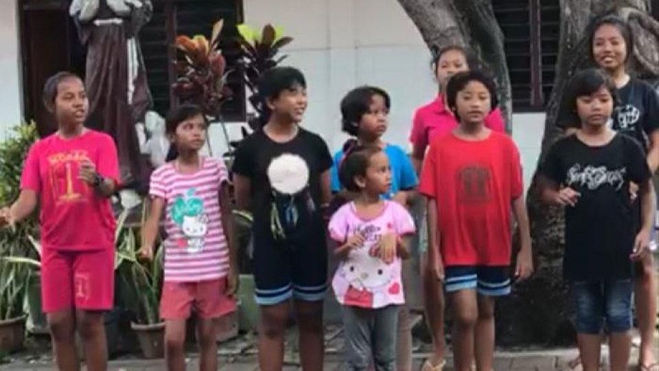 Il concorso d’arte “Autoritratto” incontra i bambini di Bali: è stato subito amore