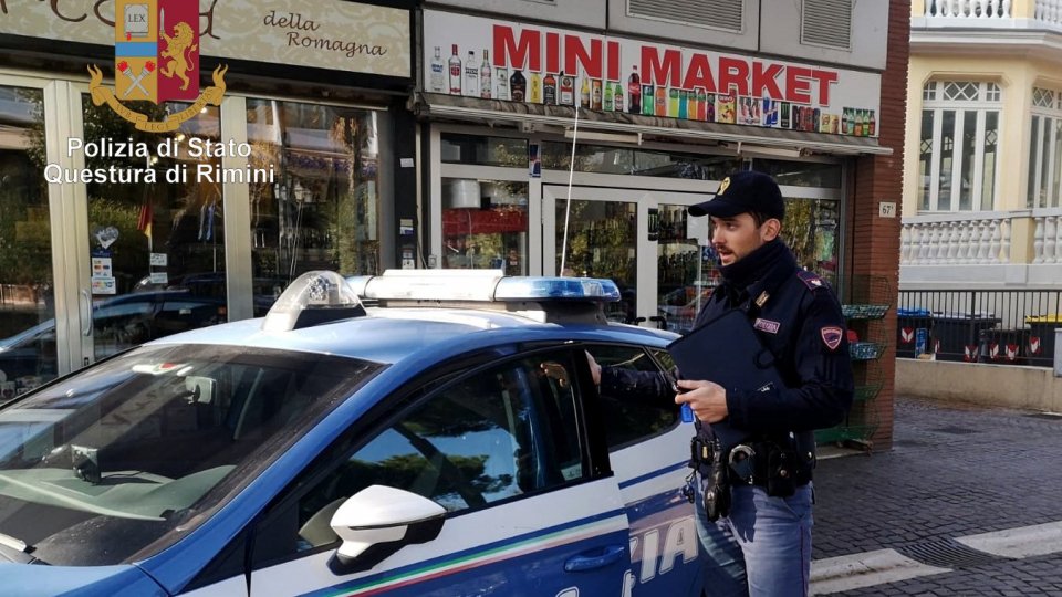 Minimarket vende merce scaduta, sequestrata dalla Polizia di Stato