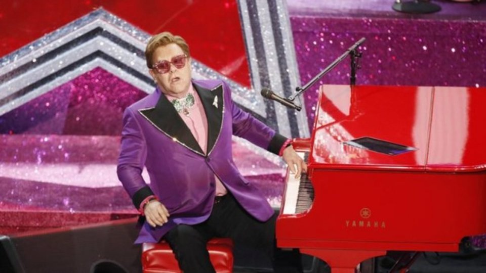 Elton John interrompe il concerto
