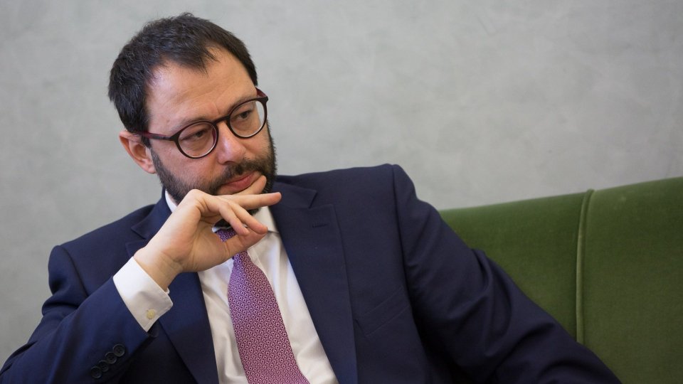 Coronavirus: ministro Patuanelli, verso sospensione pagamenti in tutta Italia