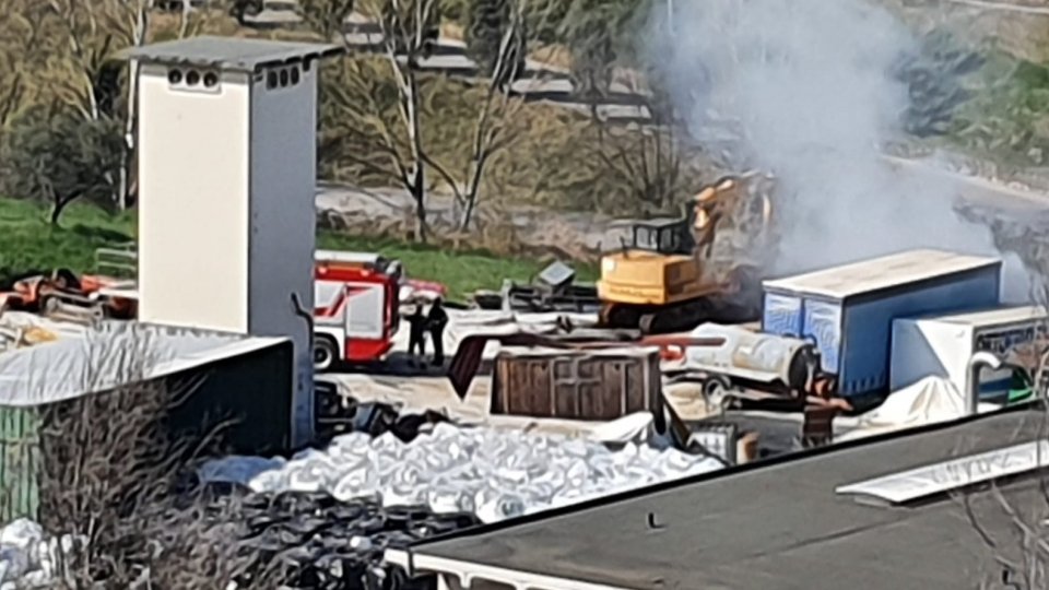 Incendio a Serravalle: a fuoco alcune balle di fieno