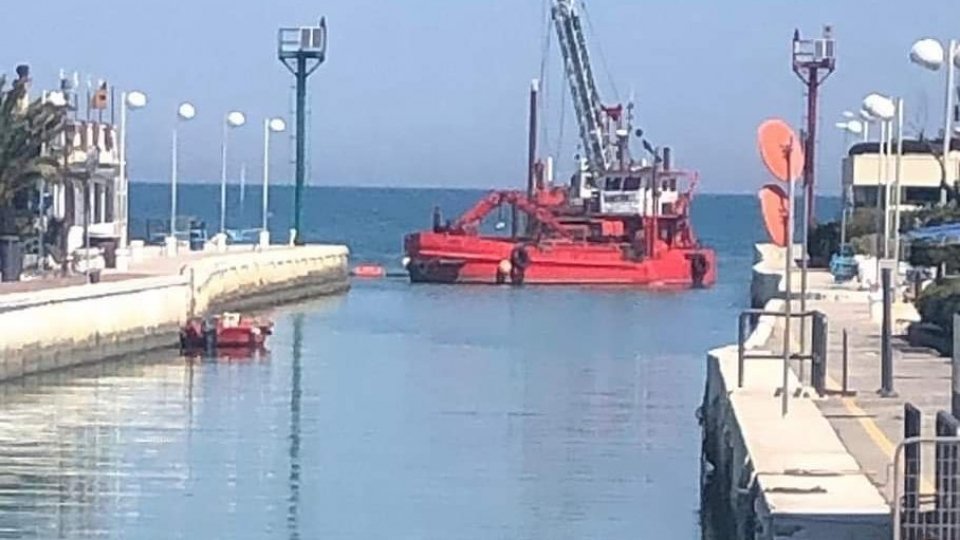 Ripresi i lavori per il dragaggio del porto canale di Riccione