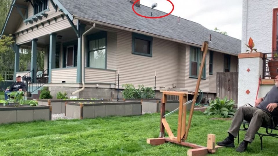 Due vicini creano una catapulta lancia birra da un cortile all'altro