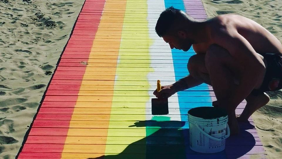 Niente Gay Pride a Rimini ma in spiaggia spunta 'arcobaleno' al bagno 27