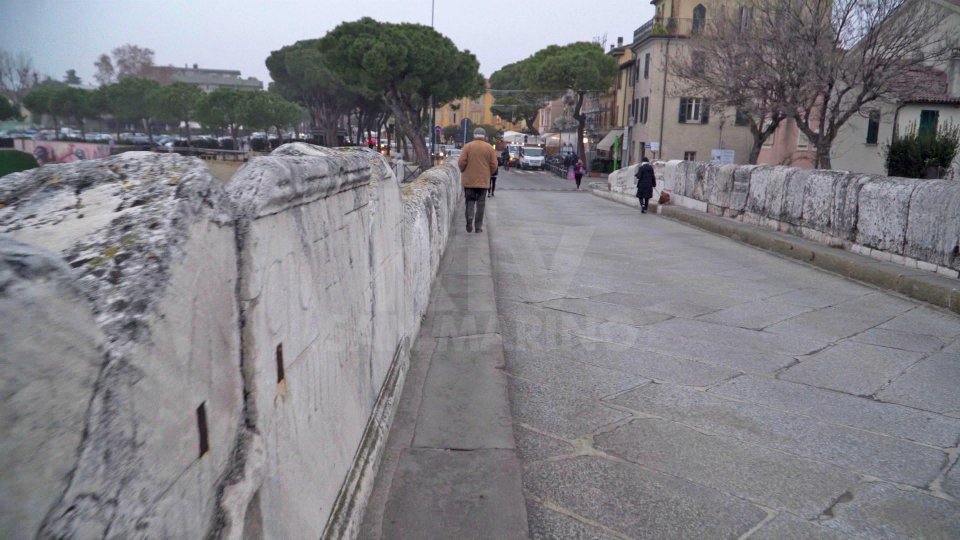 Passeggiate in sicurezza: Ponte di Tiberio rimane pedonale per tutta l'estate