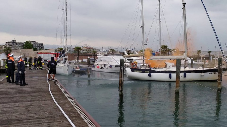 Rimini: barca "in fiamme"; al porto turistico l'esercitazione della Capitaneria di Porto