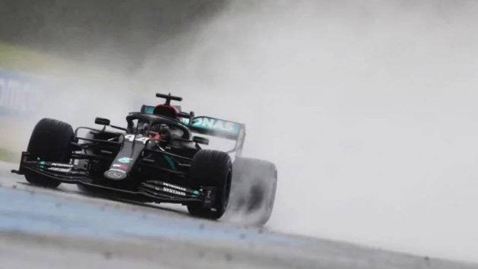 F1, in Stiria pole di Hamilton sotto il diluvio. Male le Ferrari
