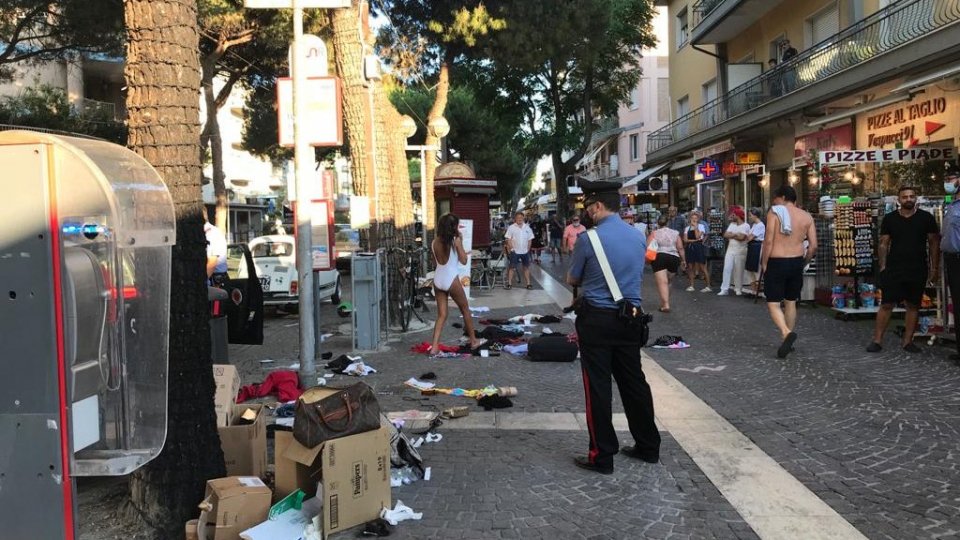 Rimini: si spoglia e svuota valige in strada