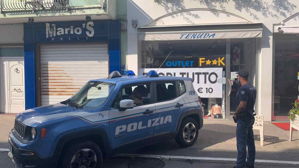 Fuga per Riccione dopo aver rubato dei costumi da bagno: inseguiti e arrestati