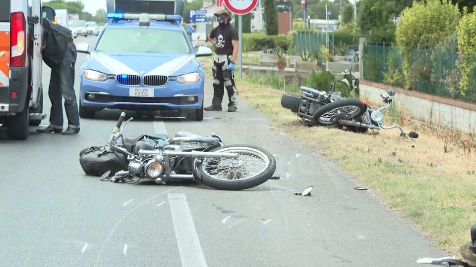 Rimini: grave incidente sulla Statale Adriatica; coinvolte un'auto e due moto