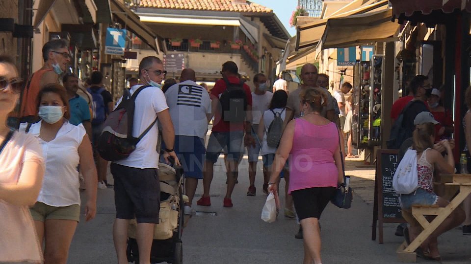 San Marino fa il pieno di turisti sotto Ferragosto, ma per i commercianti la stagione ormai porta i segni del Covid