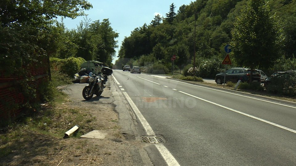 Incidente sulla Sottomontana: motociclista cade sull'asfalto