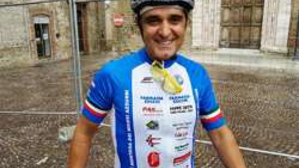 Tappa a Rimini per Peppe Cotto da Loro Piceno a Parigi in bicicletta per non dimenticare il sisma