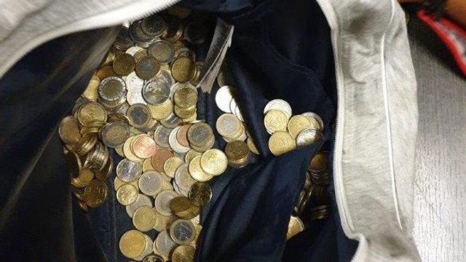 Ruba 2200 euro in monetine scassinando i parchimetri, arrestato a Riccione