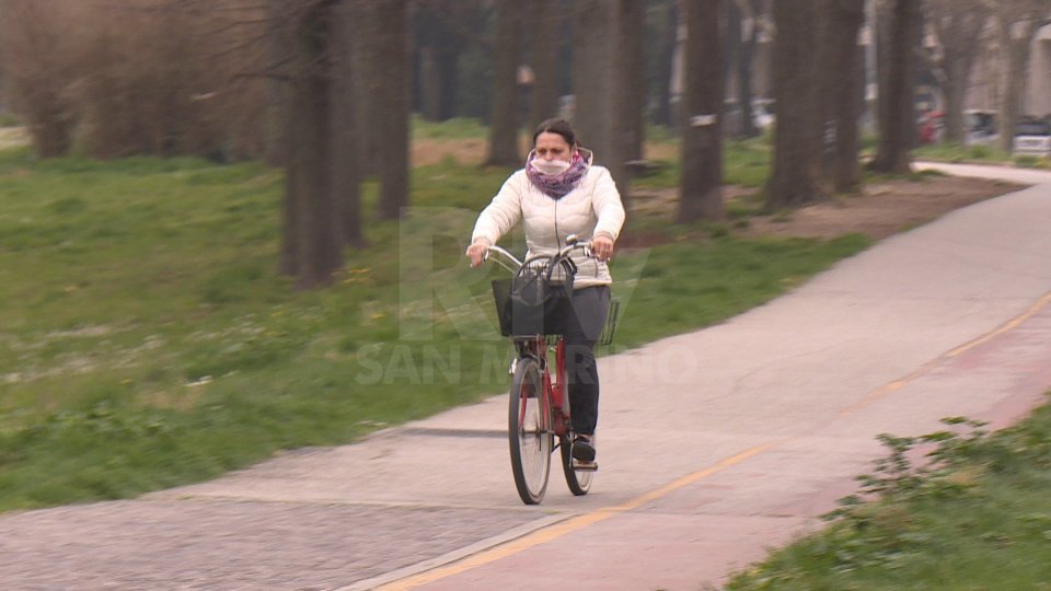 Una ciclista a Rimini