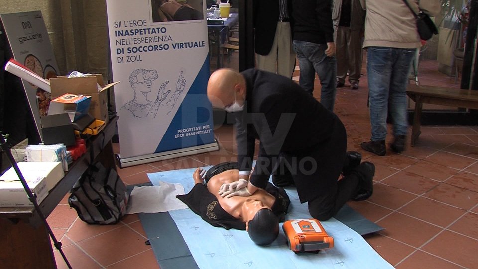 Il Segretario Roberto Ciavatta effettua una simulazione di massaggio cardiaco