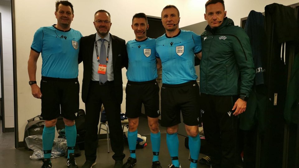 Stefano Podeschi insieme agli arbitri della partita Ucraina-Spagna di Nations League (foto FB)